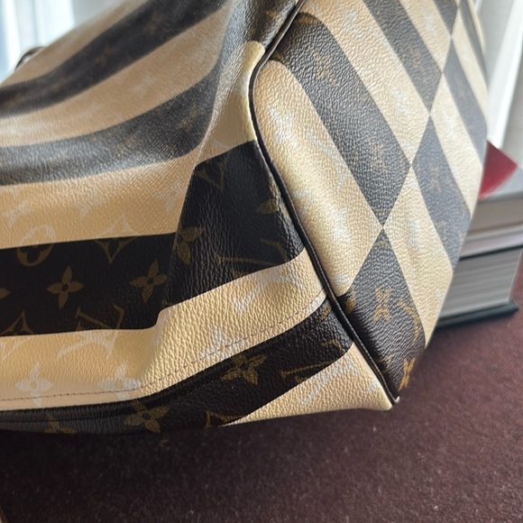 Like NEW LOUIS VUITTON Limited Edition  Monogram Rayures Neverfull MM $5000 - Picture 7 of 11